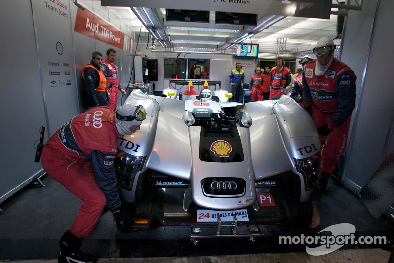 El R15 TDI #1 de Allan McNish, Rinaldo Capello y Tom Kristensen en boxes