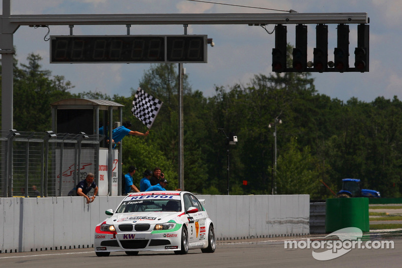 Alex Zanardi, BMW Team Italy-Spain, BMW 320si toma la bandera a cuadros