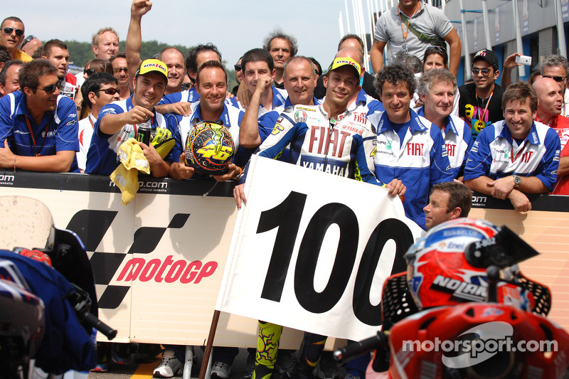 Ganador de la carrera Valentino Rossi Fiat Yamaha Team celebra su triunfo 100 de MotoGP