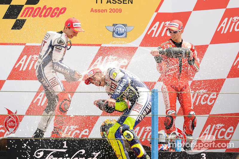 Podium: Rennsieger Valentino Rossi, Fiat Yamaha Team, 2. Jorge Lorenzo, Fiat Yamaha Team, 3. Casey S