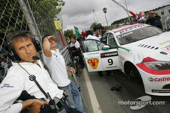 Roberto Ravaglia, Team Manager, BMW Team Italy-Spain / ROAL Motorsport and Sergio Hernandez, BMW Team Italy-Spain wathing Alex Zanardi, BMW Team Italy-Spain, BMW 320si