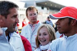 Бернард Шнайдер разговаривает с Льюисом Хэмилтоном, McLaren Mercedes