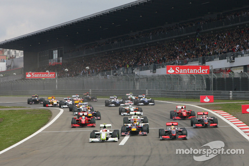 Start of the race with Rubens Barrichello, Brawn GP, Lewis Hamilton, McLaren Mercedes, Mark Webber, 