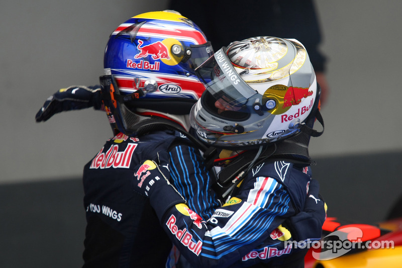 Yarış galibi Mark Webber, Red Bull Racing kutlama yapıyor ve Sebastian Vettel, Red Bull Racing