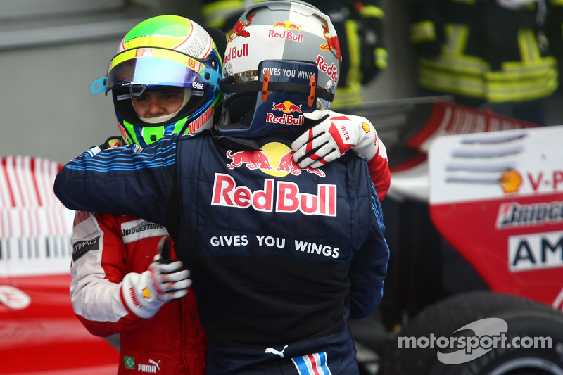 Yarış galibi Mark Webber, Red Bull Racing kutlama yapıyor ve Felipe Massa, Scuderia Ferrari