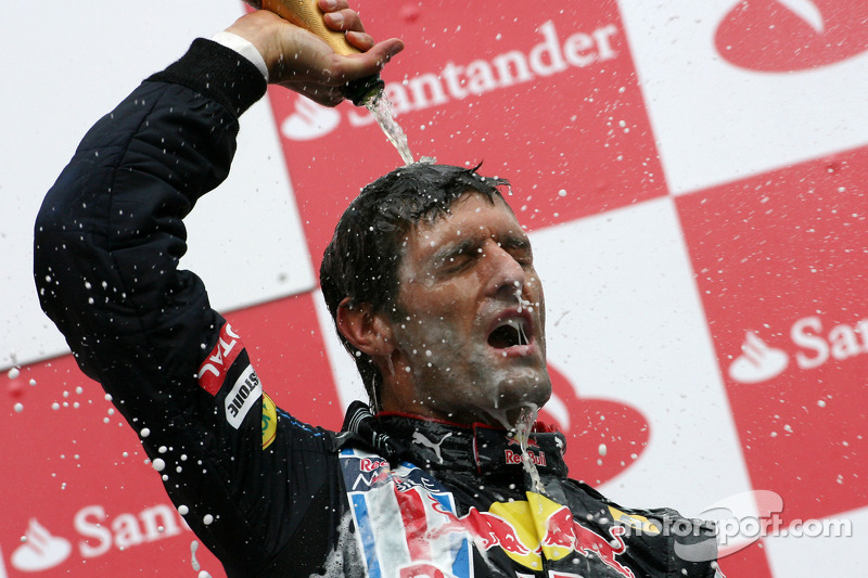 Podio: carrera ganador Mark Webber, Red Bull Racing celebra con champagne