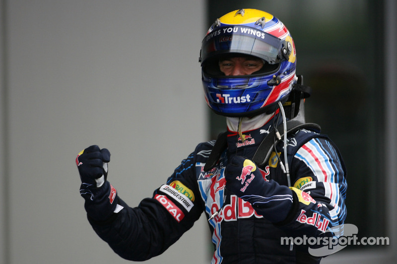 Yarış galibi Mark Webber, Red Bull Racing kutlama yapıyor