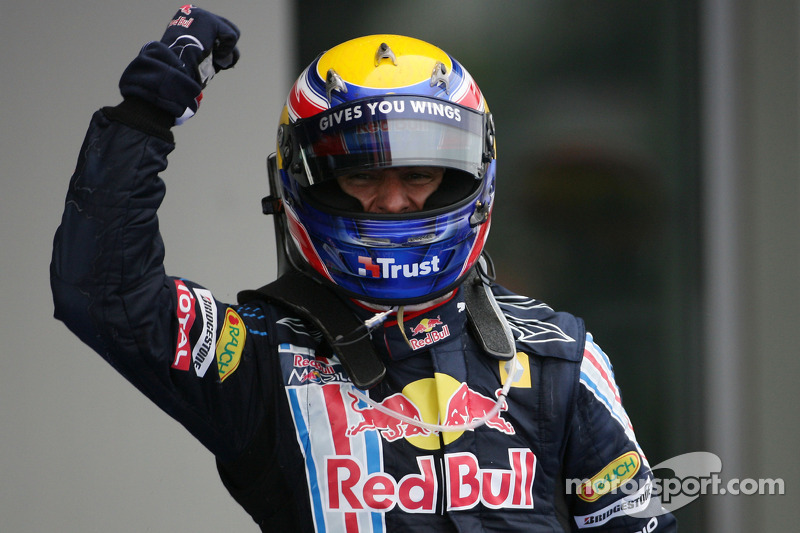 Yarış galibi Mark Webber, Red Bull Racing kutlama yapıyor