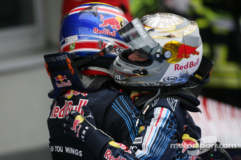 Yarış galibi Mark Webber, Red Bull Racing kutlama yapıyor ve Sebastian Vettel, Red Bull Racing