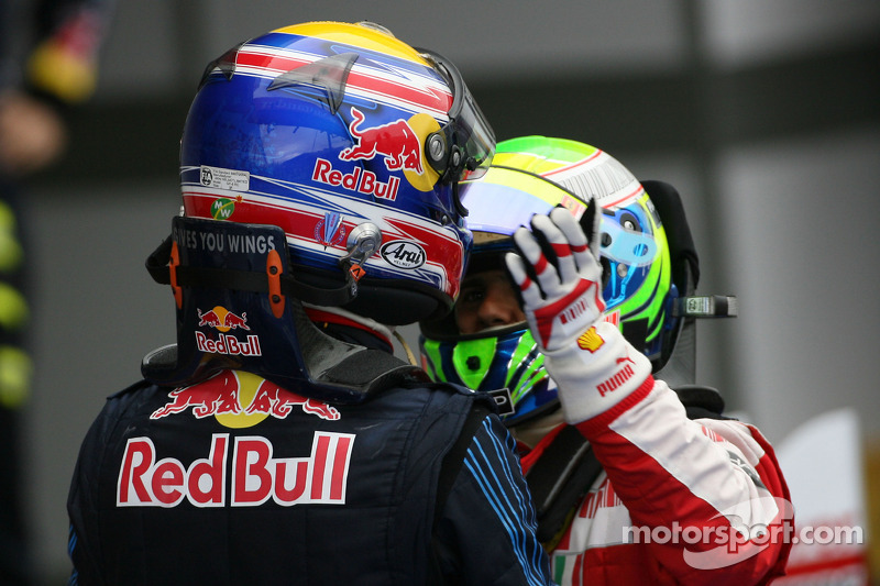 Yarış galibi Mark Webber, Red Bull Racing kutlama yapıyor ve Felipe Massa, Scuderia Ferrari