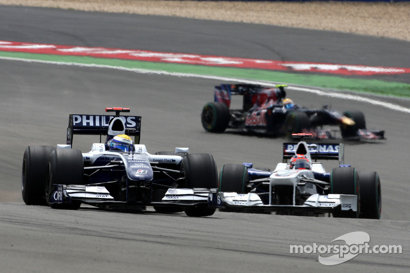 Nico Rosberg, Williams F1 Team leads Robert Kubica, BMW Sauber F1 Team