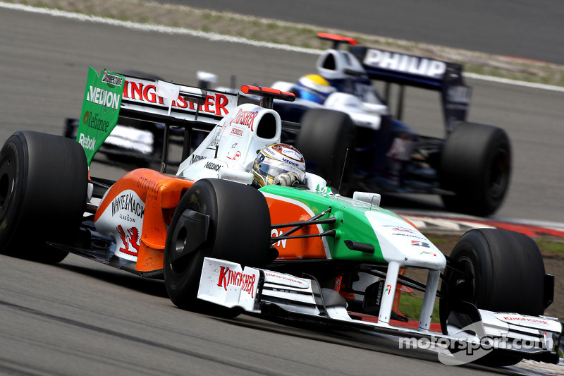 Правда, на трассе между ними еще располагались Адриан Сутиль из Force India и Росберг – оба предпочти стартовать с полными баками на более жестких шинах