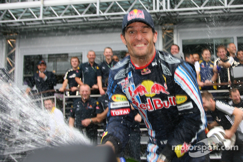Yarış galibi Mark Webber, Red Bull Racing kutlama yapıyor ve champagne