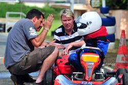 Mika Hakkinen und sein Sohn Hugo beim Kartfahren