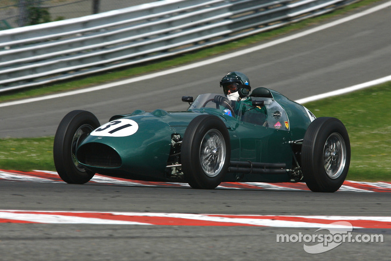 De Aston Martin DBR4 (1959) in actie tijdens de Spa Summer classic