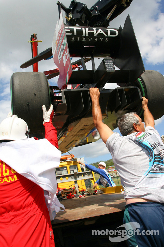 O que sobrou da Ferrari de Felipe Massa após acidente