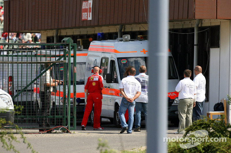Felipe Massa is taken to track medical center kaza sonrası