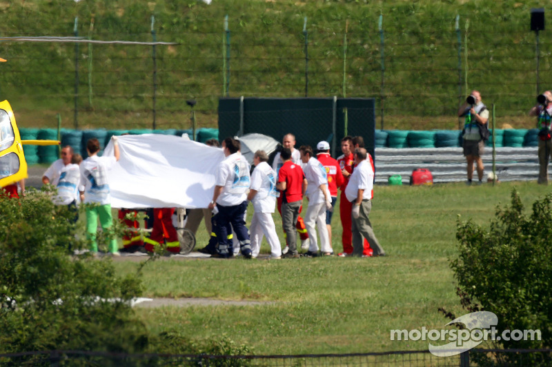 Felipe Massa é levado ao hospital após acidente