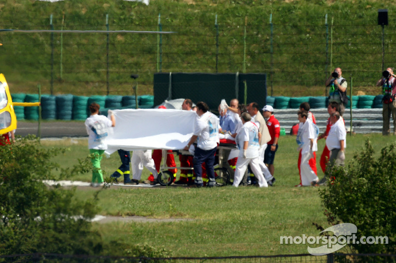 Felipe Massa is taken to hospital kaza sonrası