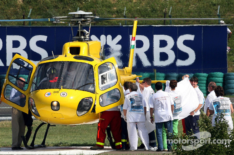 Felipe Massa es llevado al hospital tras el accidente