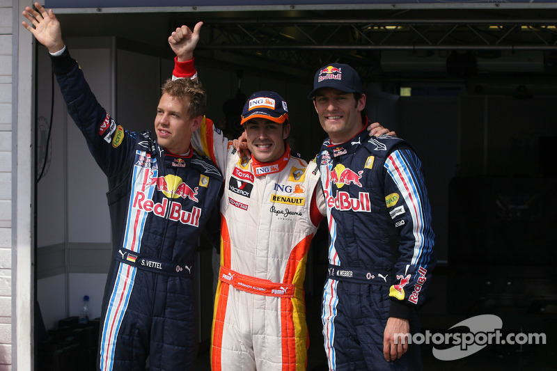 Ganador de la pole Fernando Alonso, Renault F1 Team, segundo lugar Sebastian Vettel, Red Bull Racing, y el tercero Mark Webber, Red Bull Racing