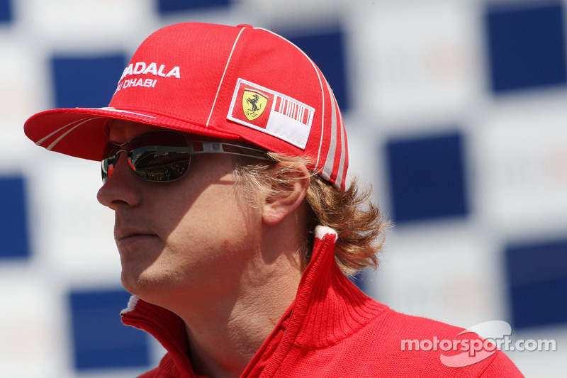 Na mesma entrevista, Raikkonen falou sobre o prazer em pilotar motos na neve. Mas será que o contrato dele com a Ferrari permitia a diversão na neve? "Eu não perguntava a eles. Era um contrato bem rígido, mas contanto que você não se machucasse, tudo bem". Antes do Natal de 2011, Kimi lesionou o punho direito justamente andando de moto na neve. Quebrou o braço? "Um pouco", respondeu. "Eu tinha um bom médico para consertar, então...".