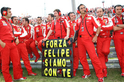 Los miembros del equipo Scuderia Ferrari muestran su apoyo a Felipe Massa