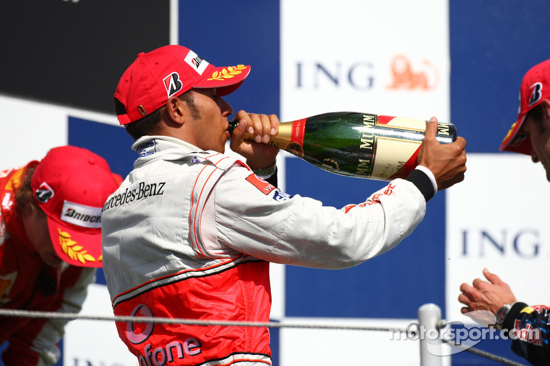 Podyum: Yarış galibi Lewis Hamilton, McLaren Mercedes, kutlama yapıyor ve champagne
