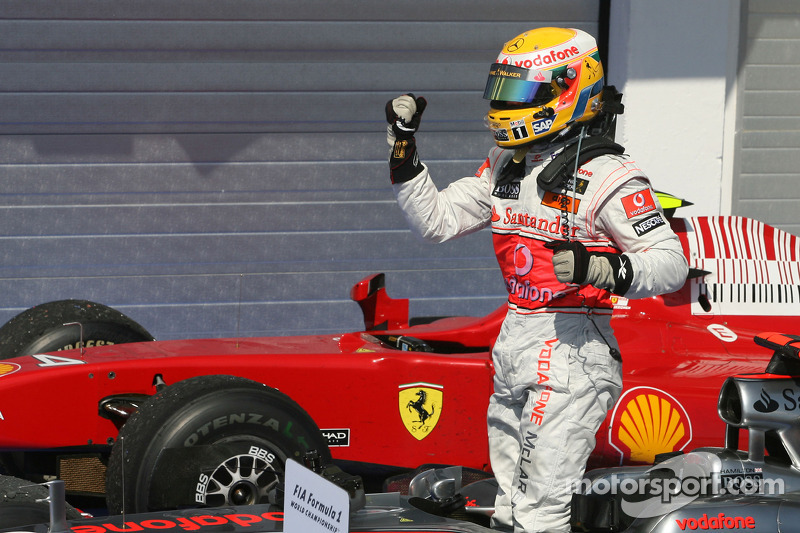 Yarış galibi Lewis Hamilton, McLaren Mercedes, kutlama yapıyor