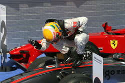 Le vainqueur Lewis Hamilton, McLaren Mercedes, fête sa victoire
