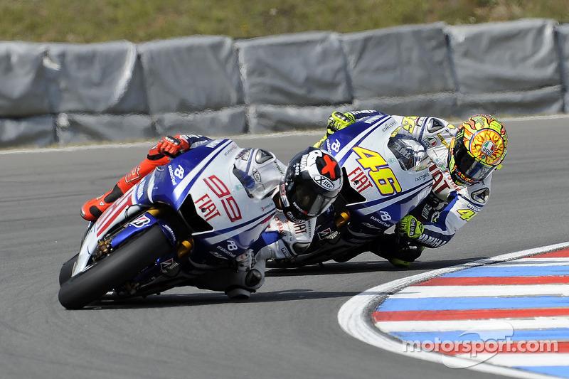 Jorge Lorenzo, Fiat Yamaha Team leads Valentino Rossi, Fiat Yamaha Team