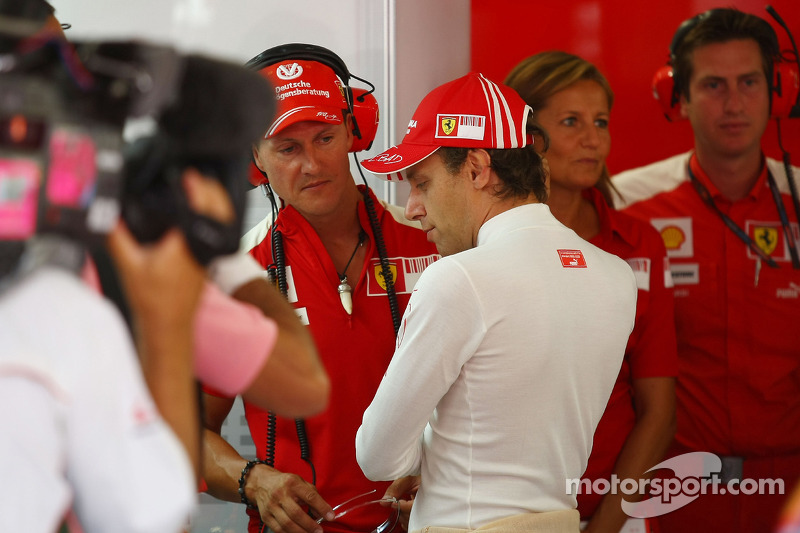 Michael Schumacher, Test Pilotu, Scuderia Ferrari garajı ve Luca Badoer, Test Pilotu, Scuderia Ferra