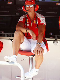 Michael Schumacher, pilote d'essais de la Scuderia Ferrari sur le mur des stands