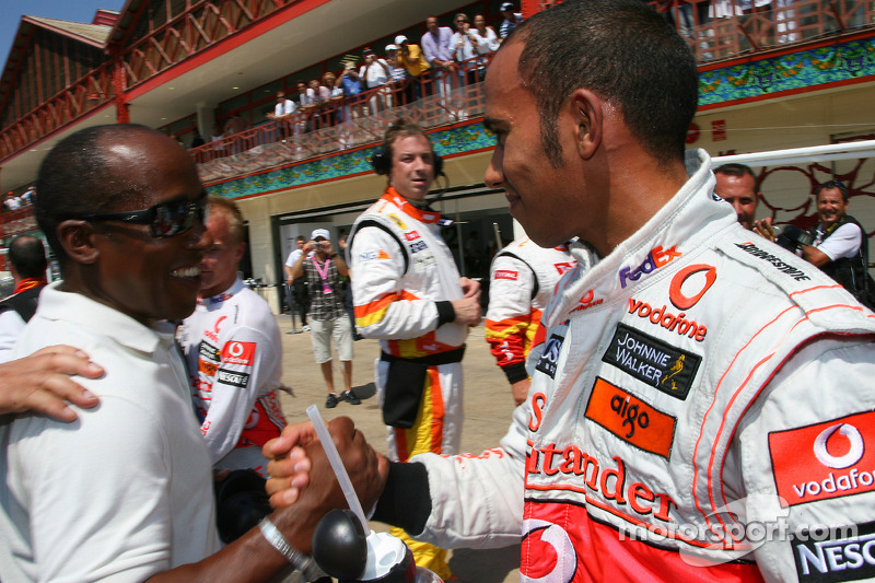 Lewis Hamilton celebra la pole con su padre, Anthony Hamilton en Valencia 2009
