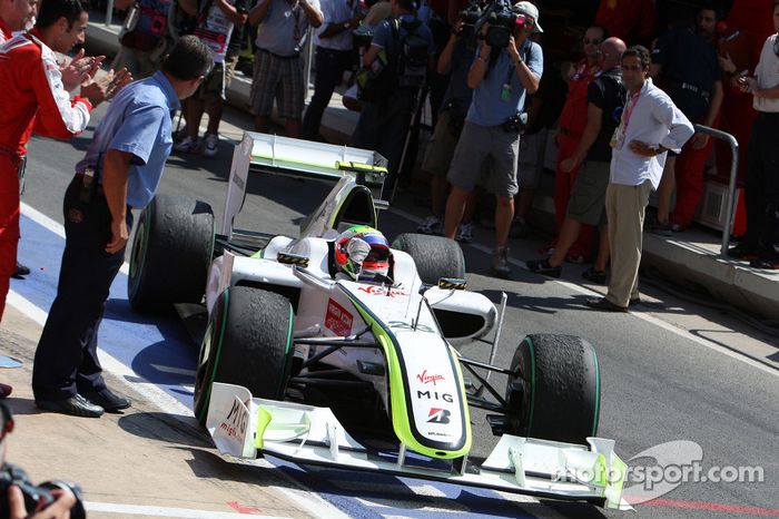 Race winner Rubens Barrichello, BrawnGP arrives in parc fermé