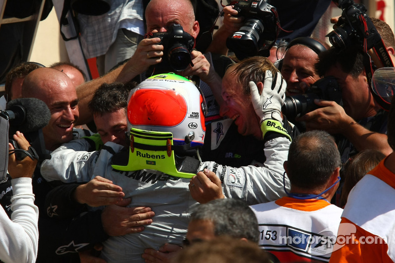 Yarış galibi Rubens Barrichello, BrawnGP kutlama yapıyor