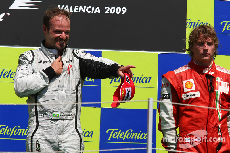 Podium: Sieger Rubens Barrichello mit Kimi Räikkönen