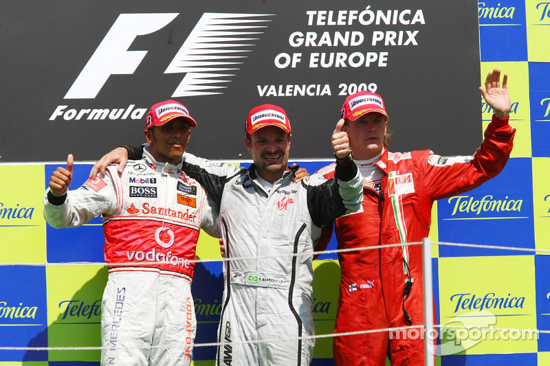 Podio: ganador de la carrera Rubens Barrichello, BrawnGP, con el segundo clasificado Lewis Hamilton,