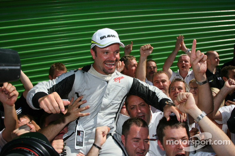 Yarış galibi Rubens Barrichello, BrawnGP takımı ile kutlama yapıyor