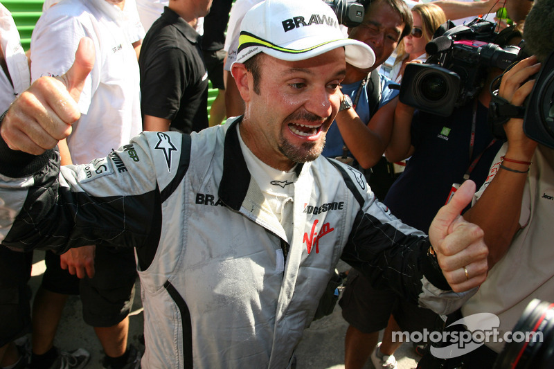Yarış galibi Rubens Barrichello, BrawnGP takımı ile kutlama yapıyor