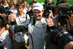 Race winner Rubens Barrichello, BrawnGP celebrates with his team