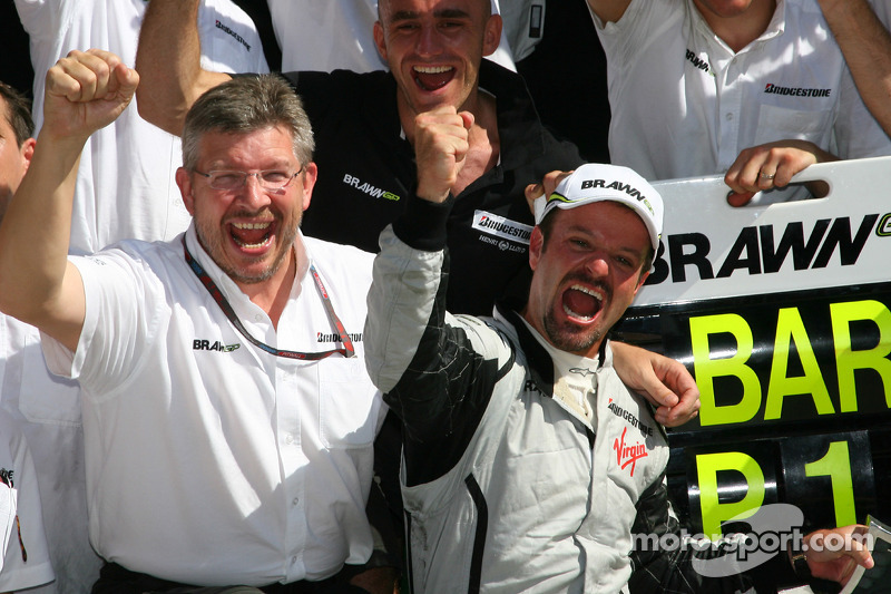 Race winner Rubens Barrichello, BrawnGP celebrates with Ross Brawn and his team