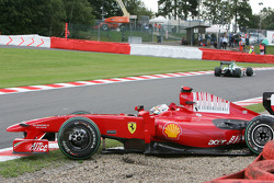 Luca Badoer, pilote d'essai de la Scuderia Ferrari est sorti de piste en qualifications