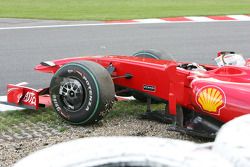 Luca Badoer, pilote d'essai de la Scuderia Ferrari est sorti de piste en qualifications