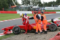 Luca Badoer, pilote d'essai de la Scuderia Ferrari est sorti de piste en qualifications