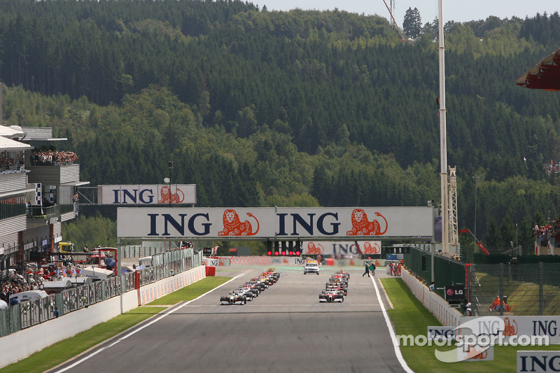 Start of the race with Giancarlo Fisichella, Force India F1 Team, Jarno Trulli, Toyota F1 Team, Nick Heidfeld, BMW Sauber F1 Team
