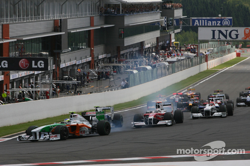 Start of the race with Giancarlo Fisichella, Force India F1 Team, Jarno Trulli, Toyota F1 Team, Nick Heidfeld, BMW Sauber F1 Team