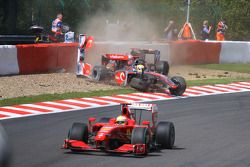 Lewis Hamilton, McLaren Mercedes and Jaime Alguersuari, Scuderia Toro Rosso crashes in the first lap
