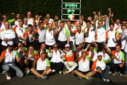 Force India Team, Giancarlo Fisichella, and Vijay Mallya célèbrent le podium