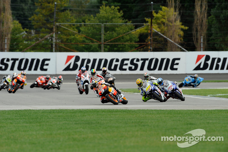 Start: Dani Pedrosa, Repsol Honda Team y Valentino Rossi, Fiat Yamaha Team battle